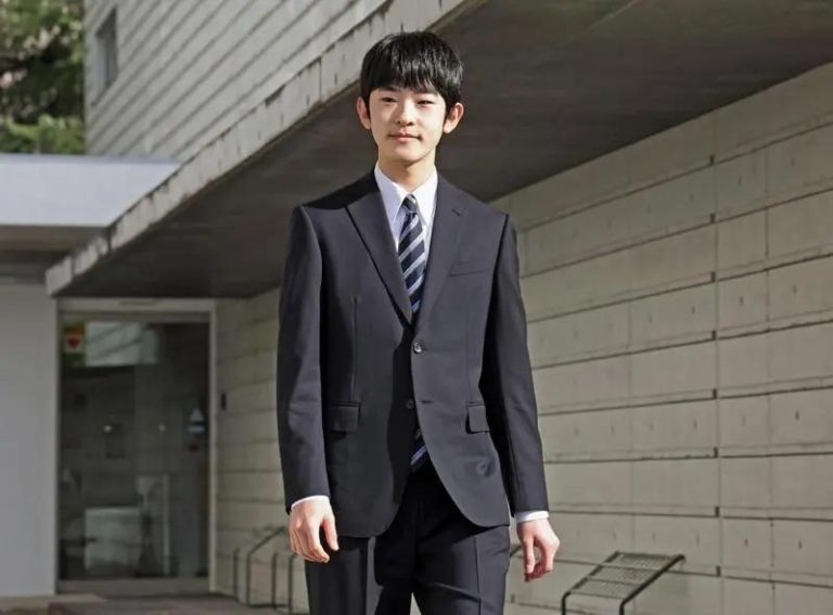 日本皇位第二顺位继承人悠仁亲王6日迎来19岁生日，并举办日本皇室时隔40年的男性皇族成年式。（路透）