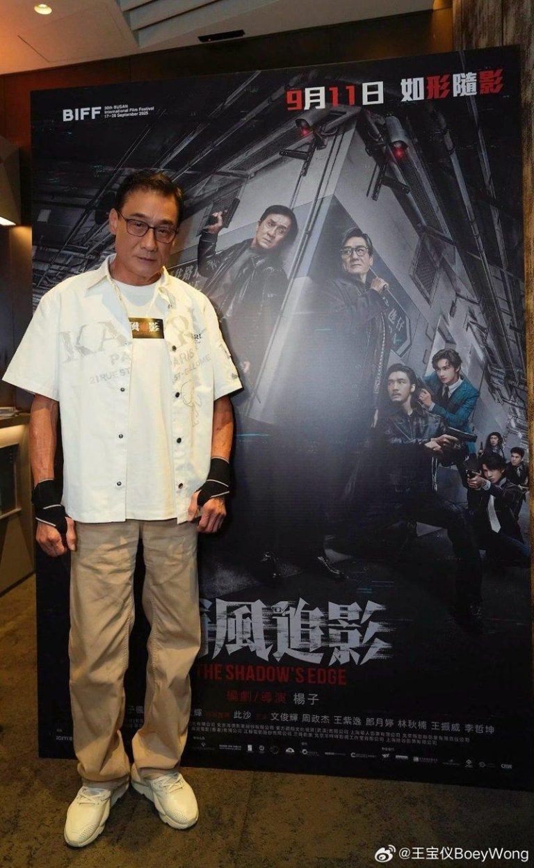 梁家辉出席好友优先场，双手戴着护腕。(取材自微博)