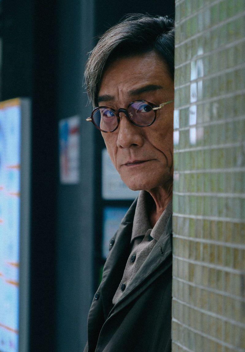 梁家辉出席好友优先场，双手戴着护腕。(取材自微博)