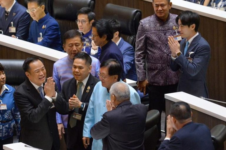 泰国众议院5日选举新总理，祖籍广东的泰国华裔、「泰自豪党」58岁党魁阿努廷(左)以多数票当选为泰国新总理。(新华社)