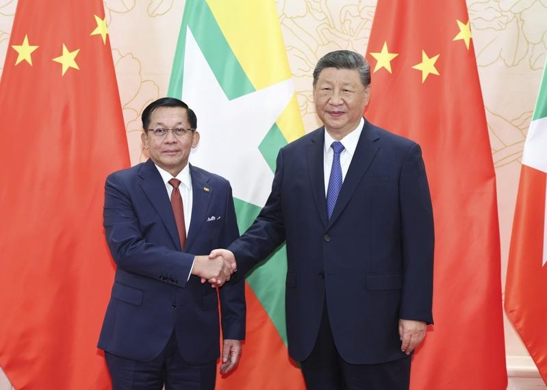 缅甸军头兼代总统敏昂莱(左)参加北京阅兵,受到中国国家主席习近平接待。(欧新社)