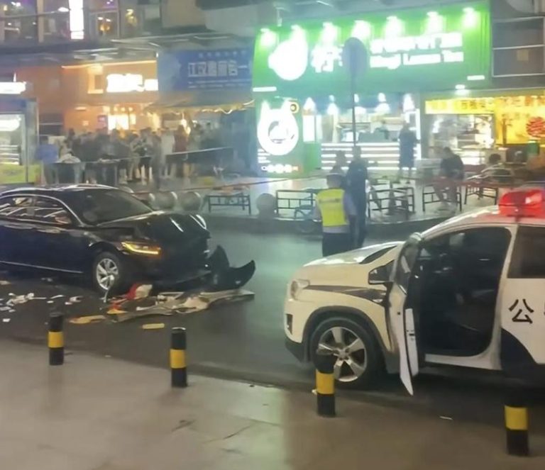 湖北武汉市区6日晚间发生汽车撞人事件，造成7人受伤，目前均无生命危险，肇事司机为24岁耿姓男子被抓，目前事故原因正调查中。(取自大风新闻)