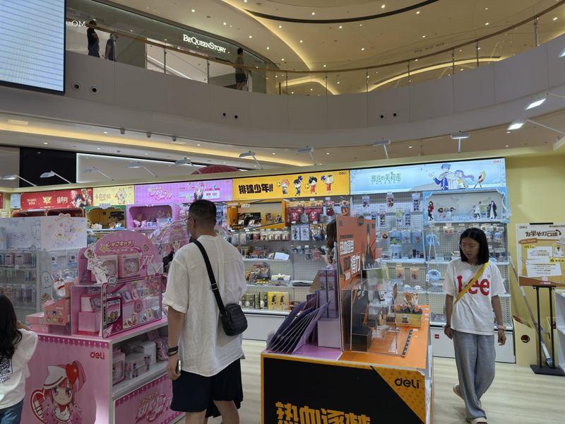 日系服饰品牌Uniqlo推出与泡泡玛特旗下角色「LABUBU」的联名服饰。图摄于9月1日。（中央社）