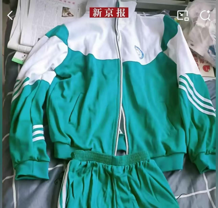 因在网上反映儿子学校校服存在质量问题，邓建国被行政拘留七天。（新京报视频截屏）