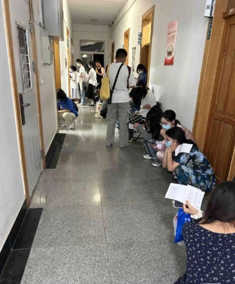 学生排队就医。(取材自大风新闻)