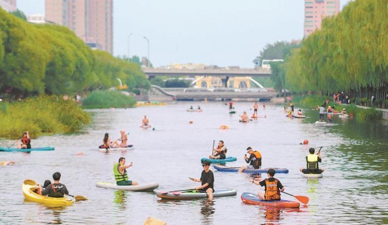 桨板、皮划艇 「水上轻运动」成北京夏日消暑新宠 夏日,北京亮马河上,桨板、皮划艇等运动热度高。(本报数据照片)