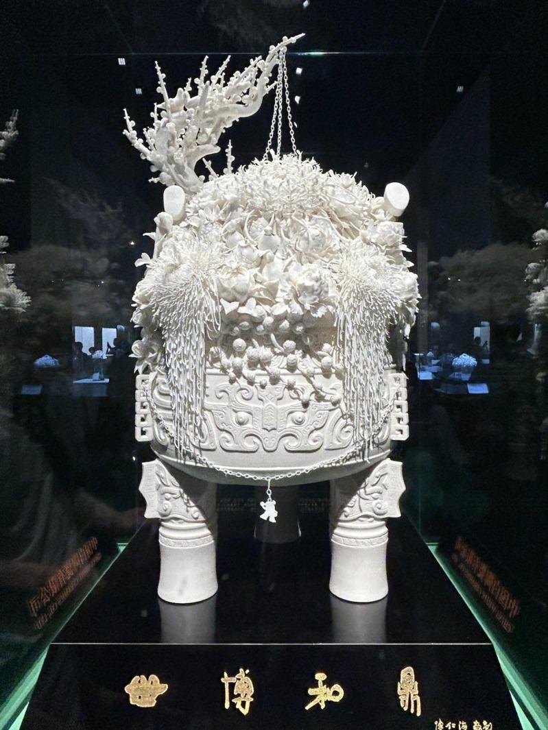 展览现场，苏献忠的「纸」。（取材自澎湃新闻）
