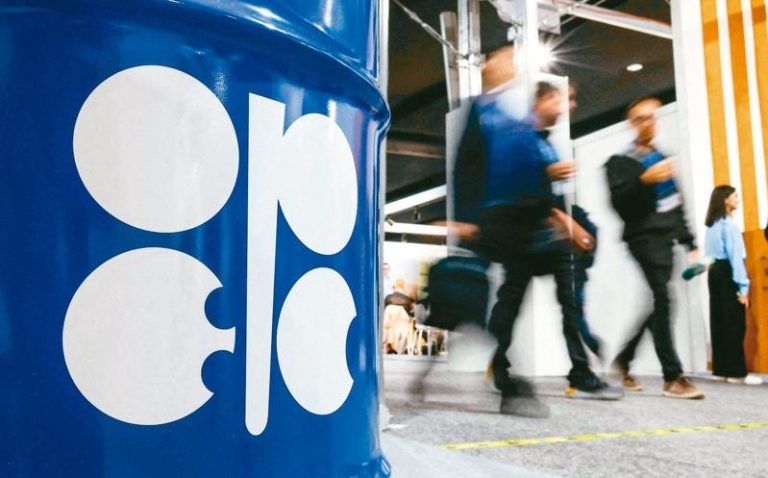 OPEC+7日同意，10月起再度增产，每日产量再增加约13.7万桶，此举预料加重国际油价下压。（路透）
