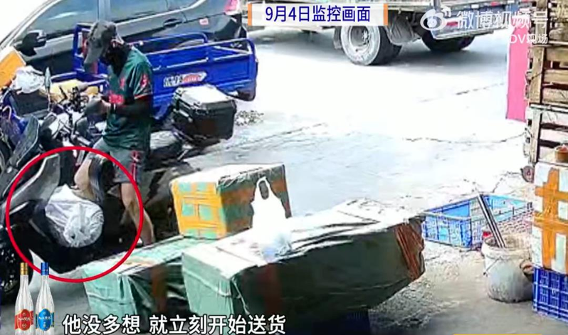 鳄鱼半路「复活」后挣扎掉在了地上。(取材自DV现场／受访者提供)