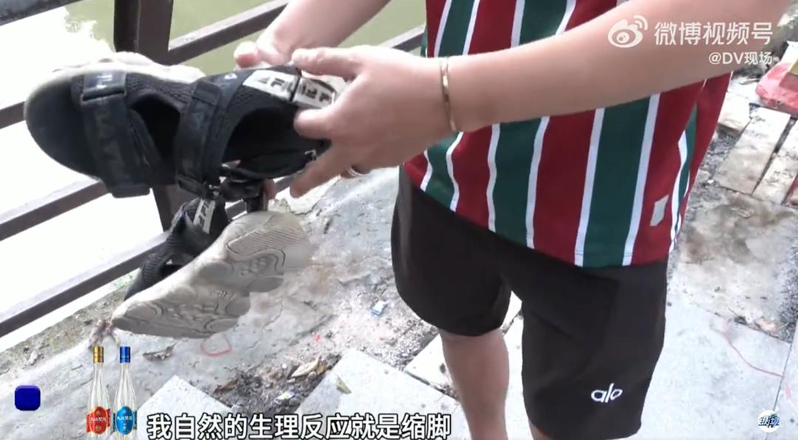 鳄鱼半路「复活」后挣扎掉在了地上。(取材自DV现场／受访者提供)