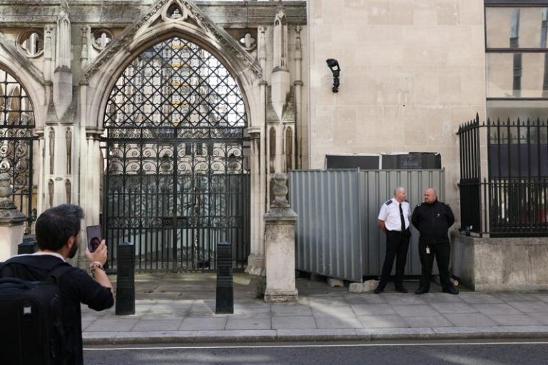 英国知名街头涂鸦艺术家班克西今天以伦敦皇家司法院外的新作品，但实体作品已被人拿黑布及栅栏遮住。路透