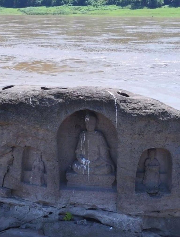 长江重庆段水位下降露出600年历史石佛。（取材自极目新闻）