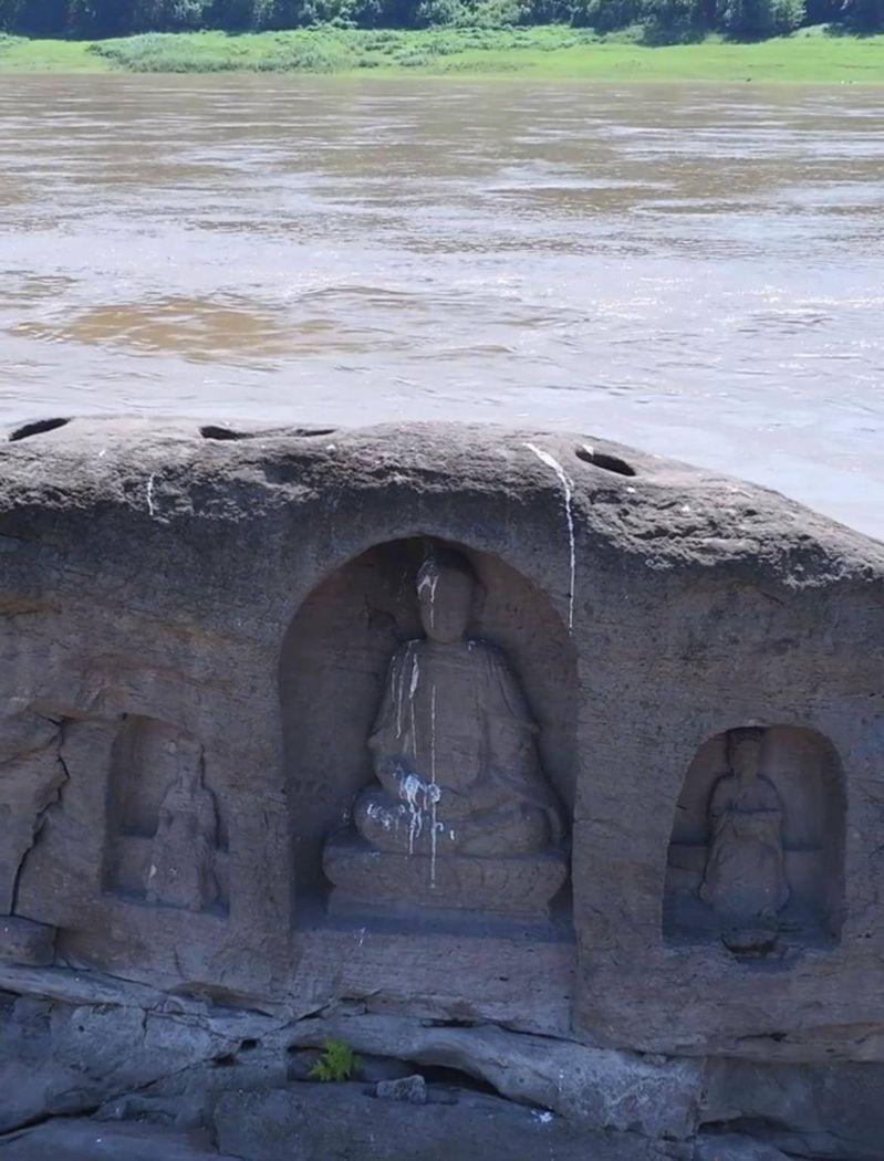 长江重庆段水位下降露出600年历史石佛。(取材自极目新闻)