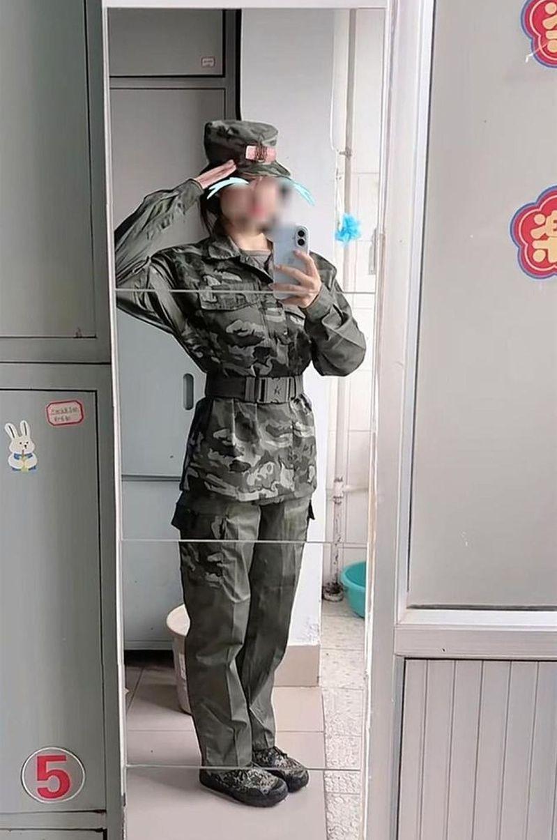 日前网友票选选出的军训服。(取材自极目新闻)