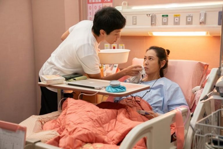 薛仕凌(左)、刘若英在「我们意外的勇气」诠释爱情长跑多年的情侣。(图／壹壹喜喜提供)