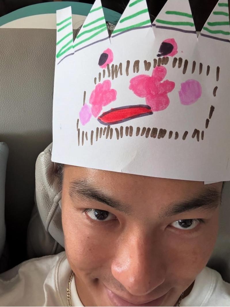 杨祐宁(右)在医院陪伴父亲。(取材自Instagram)