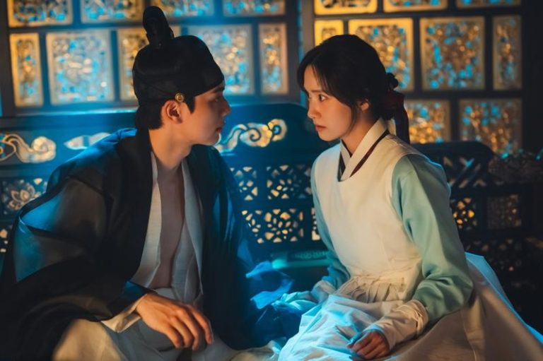 润娥（右）和李彩玟的交互相当有火花。（图／Netflix提供）