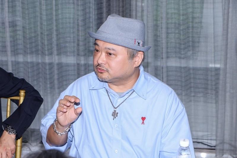 炎亚纶访谈时露出俏皮表情。记者沈昱嘉／摄影