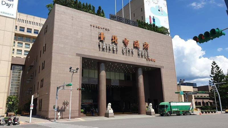 江祖平（左）拍三立「愿望」现场，右边耳机男是龚益霆。（图／摘自Instagram）