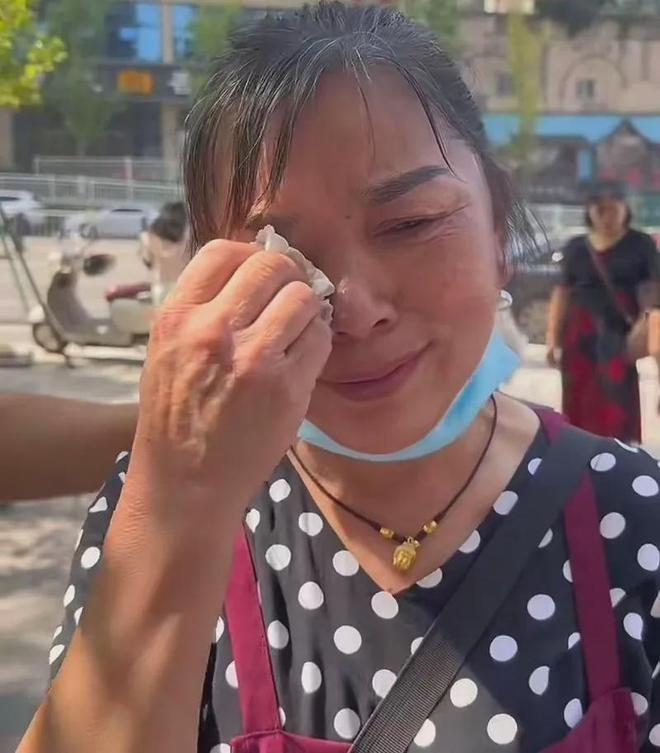 图为摆拍视频截屏。（取材自大皖新闻）