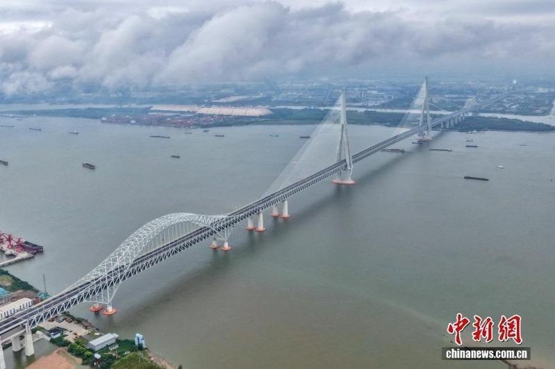 世界最大跨度斜拉桥、最大跨度公铁两用钢桁梁拱桥—常泰长江大桥9日通车。(中新社)