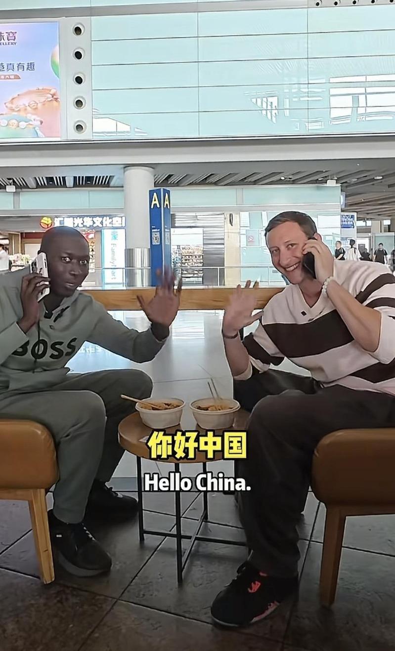 无语哥抵达中国。（视频截屏）