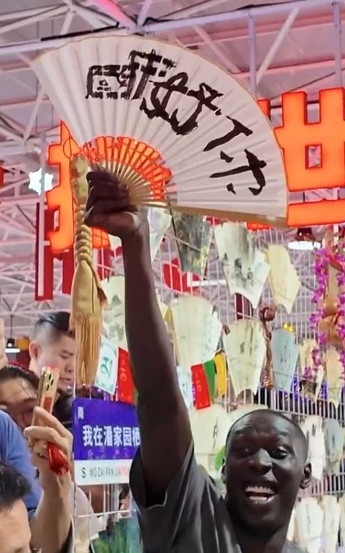 无语哥抵达中国。（视频截屏）