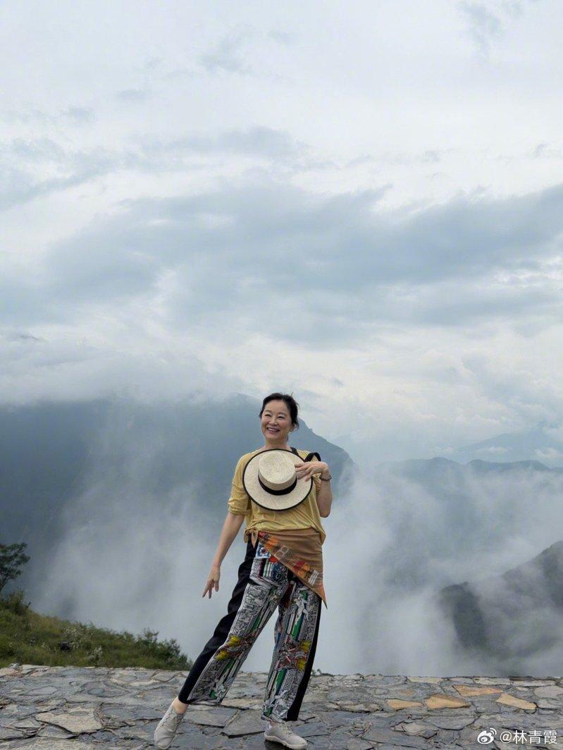林青霞在中国巫山旅游，亲切和写生的民众合影。(取材自小红书)