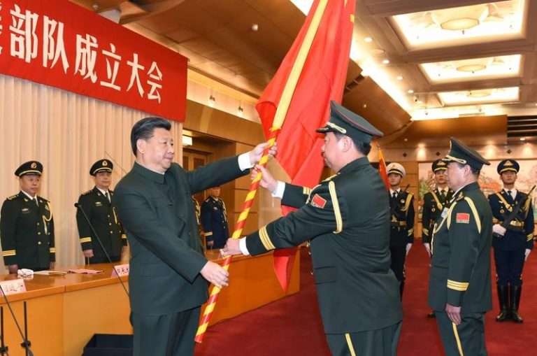 2016年1月1日习近平向中国人民解放军陆军火箭军战略支持部队授予军旗并致训词。 (新华社)