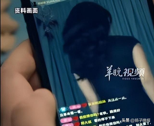 李大爷扇自己耳光说对不起女儿。（视频截屏）