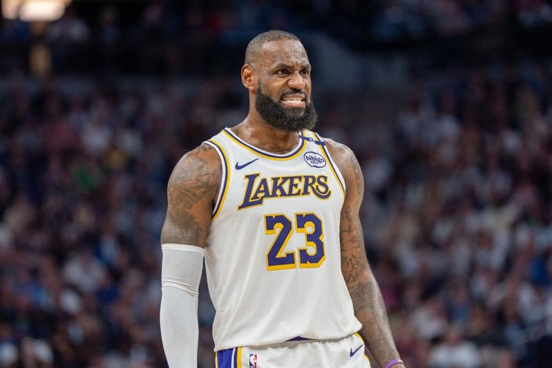 美国NBA球星詹姆斯近日因一篇刊登于中国官媒「人民日报」的署名文章引发争议。(路透)