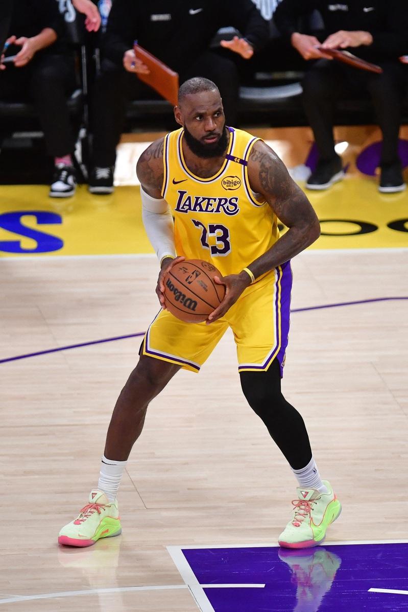 美国NBA球星詹姆斯近日因一篇刊登于中国官媒「人民日报」的署名文章引发争议。(路透)