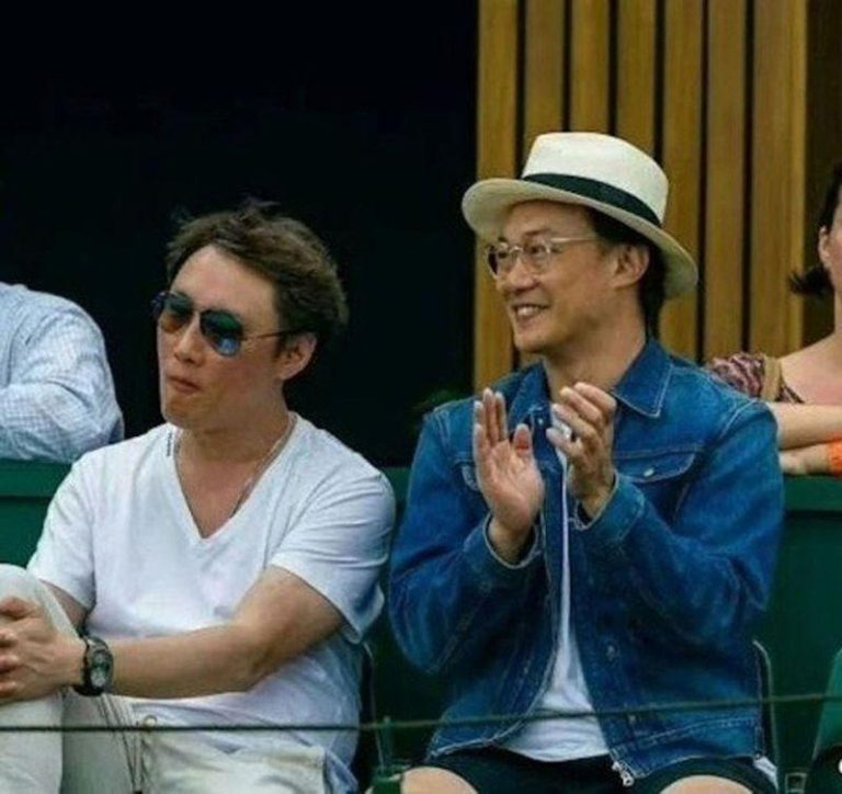 陈奕迅(右)与哥哥(左)外貌很像，网友直呼「宛如双胞胎」。 (取材自微博)