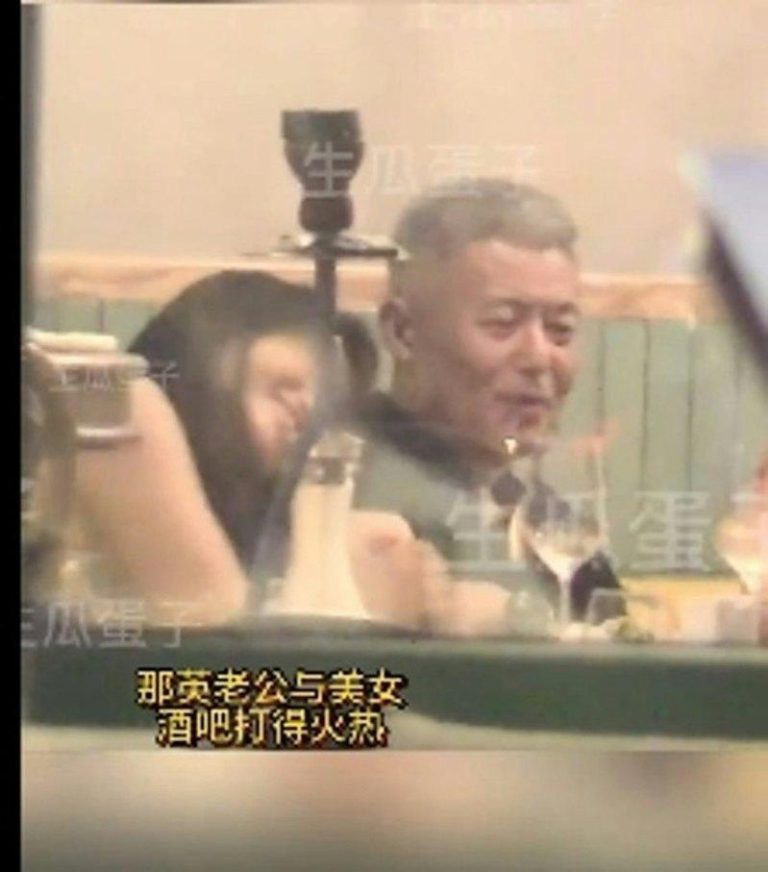 孟桐(右)被拍到让长发辣妹靠在肩膀。(取材自微博)