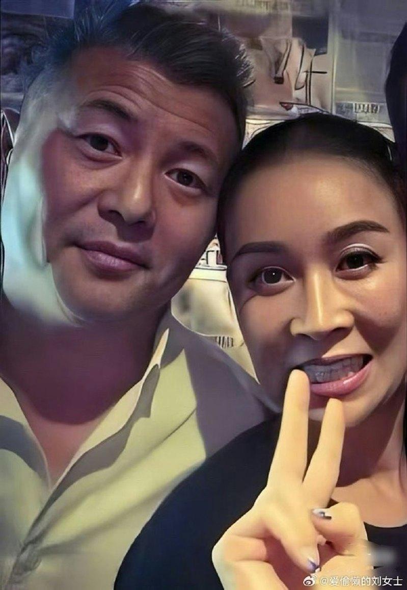 孟桐(右)被拍到让长发辣妹靠在肩膀。(取材自微博)