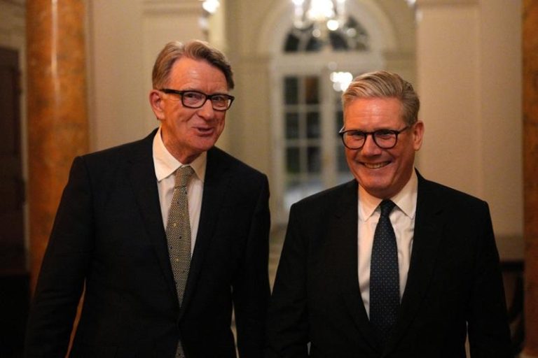 英国首相施凯尔(右)不再支持英国驻美大使曼德森。图为两人今年2月在华府英国驻美大使官邸中的欢迎酒会合影。(路透数据照)