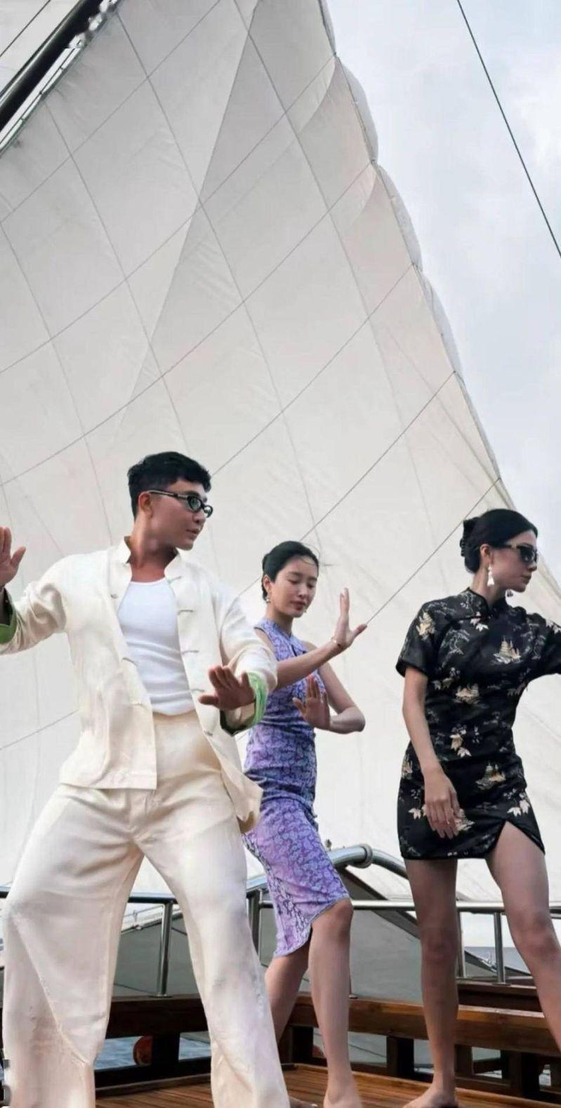 杨采钰（左二）晒出老公（右二）正脸合照。（取材自微博）