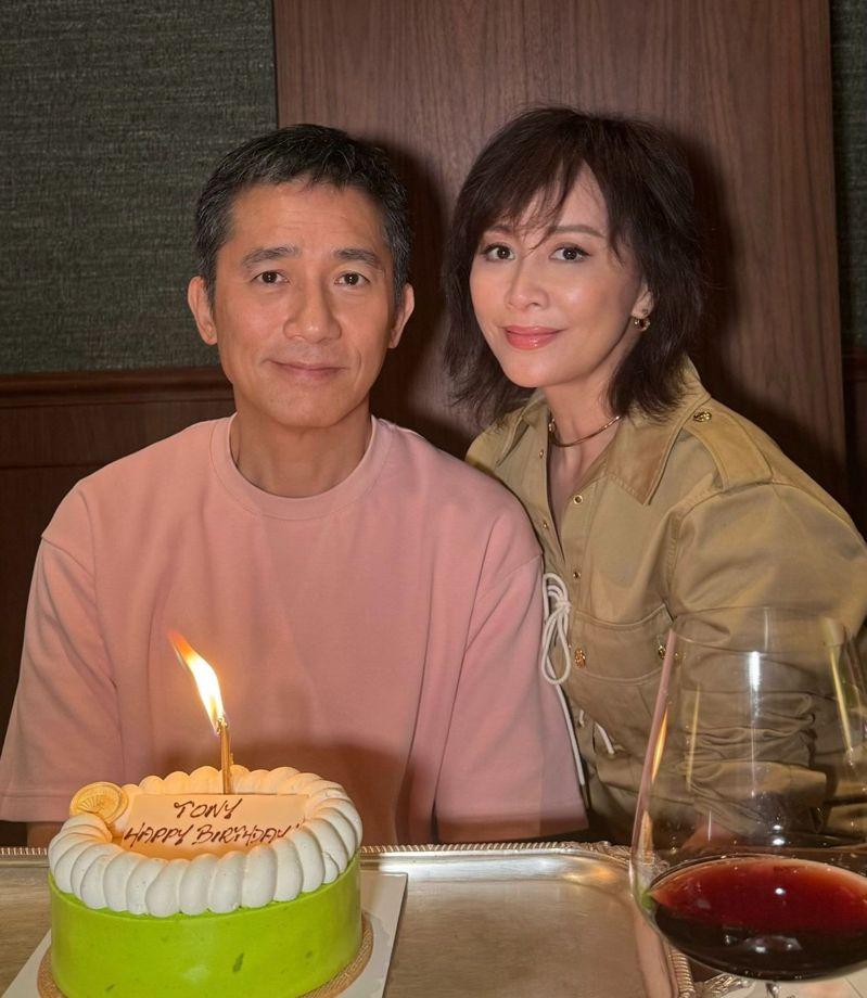 梁朝伟(左)和刘嘉玲被誉为华人演艺圈「银色夫妻」。(取材自微博)