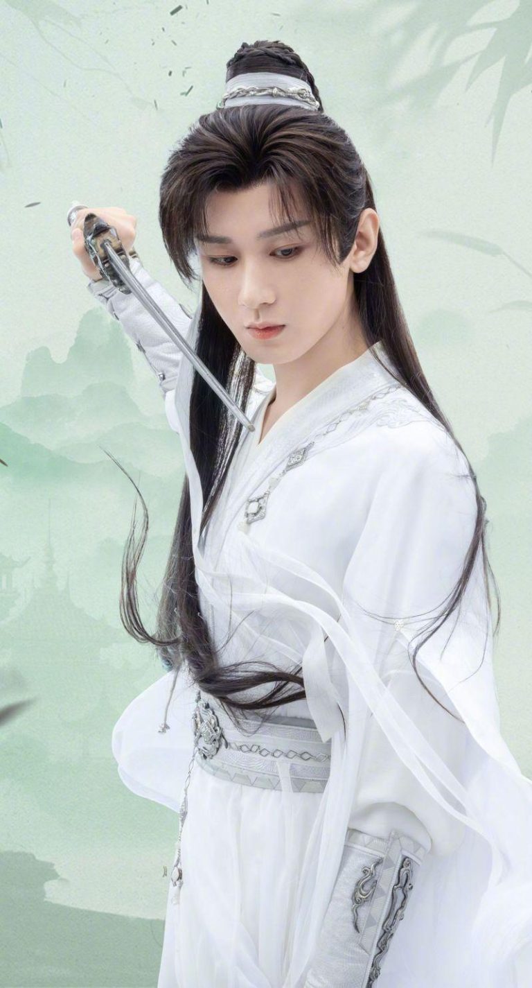 成毅在新剧中挑战「一人三角」。(取材自微博)