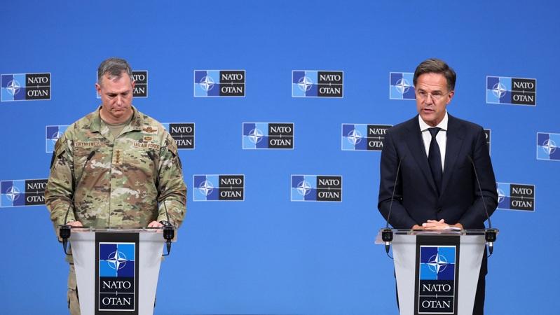 NATO秘书长吕特(右)与北约驻欧洲部队最高司令美军上将格林克维奇(Alexus Grynkewich,左)12日召开联合记者会。路透
