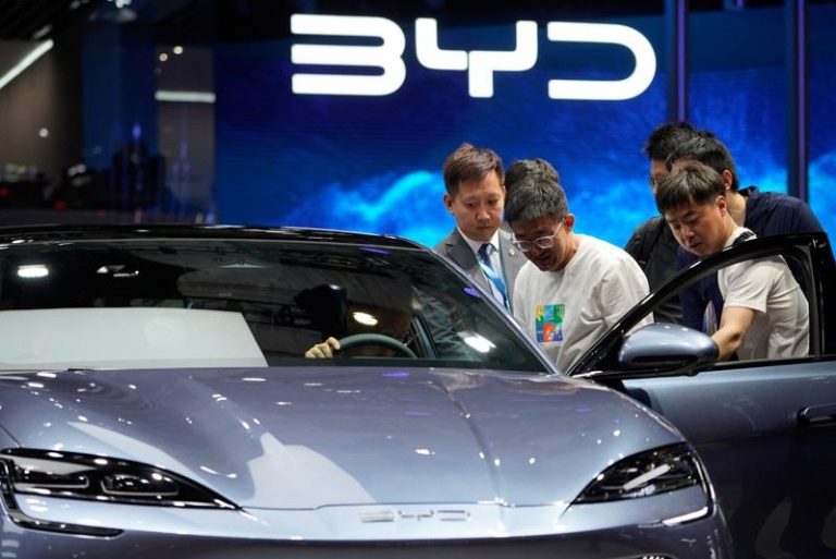 中国工信部等八部门印发「方案」，目标为2025年力争实现全年汽车销量3230万辆左右，年增约3%，其中新能源汽车销量1550万辆左右，年增约20%。推进智能网联汽车准入和上路通行试点有条件批准L3级车型生产准入。（路透）