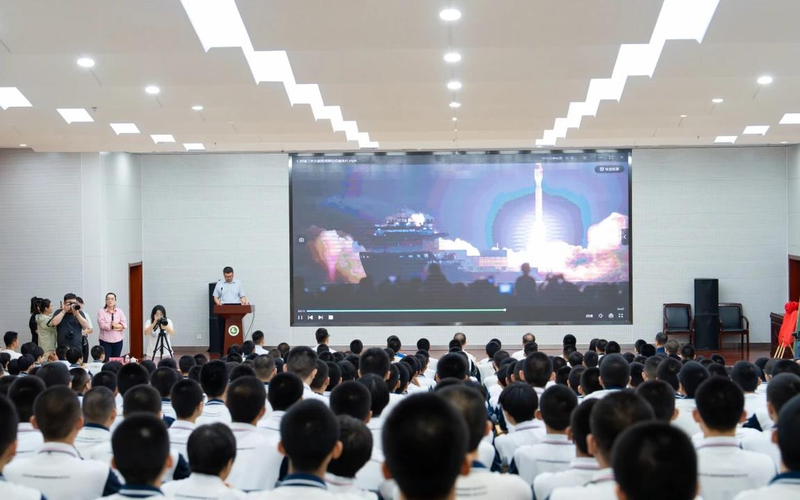 「中国火箭班」提牌仪式。(取材自新黄河)