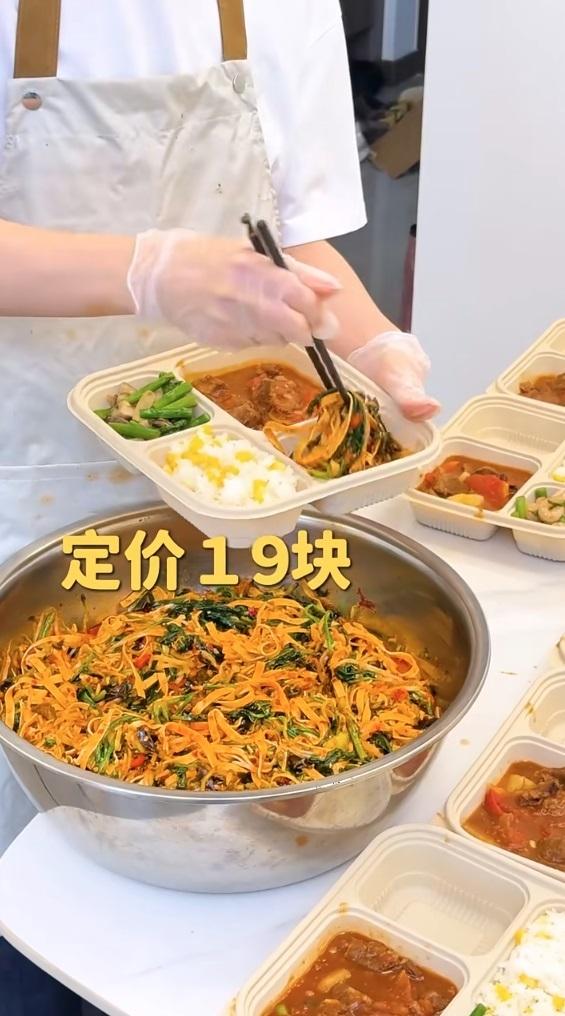 私厨转型盒饭，消费者更重视性价比。（取材自小红书）