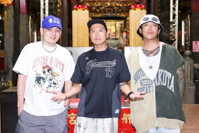 玖壹壹13日晚间在艋舺青山宫快闪演出。(记者林士杰／摄影)