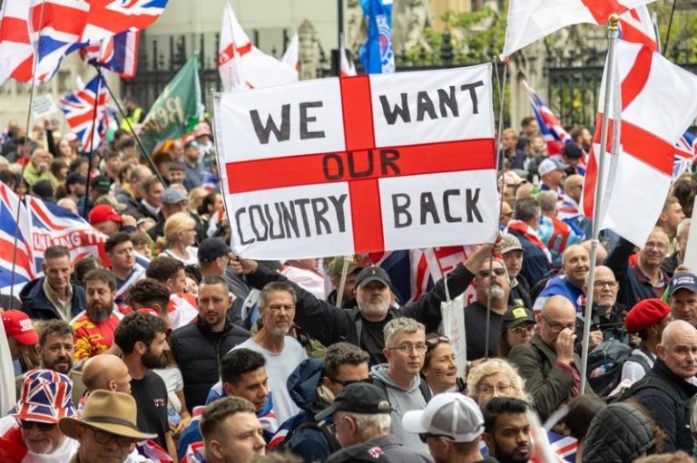 英国警方今天指出，估计有11万人参加极右派人士罗宾森（Tommy Robinson）在首都伦敦市中心举办的游行集会。（欧新社）
