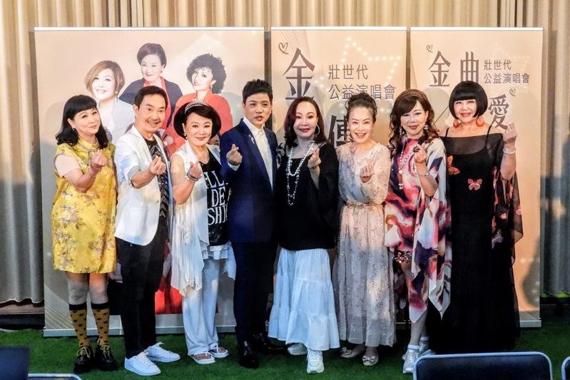 马妞（左起）、杨怀民、张琴、陈凯伦、金燕、金佩珊、刘明珠、大百合为银发族献唱。（图／陈凯伦影视工作室提供）