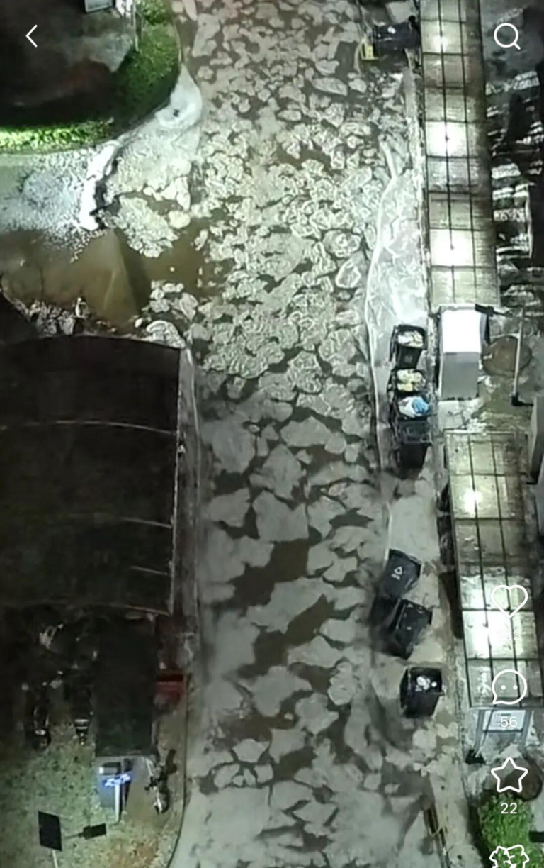 网友发布冰雹漂浮在路面雨水上，仿佛漂浮的冰河景象。（取材自北京交通广播）