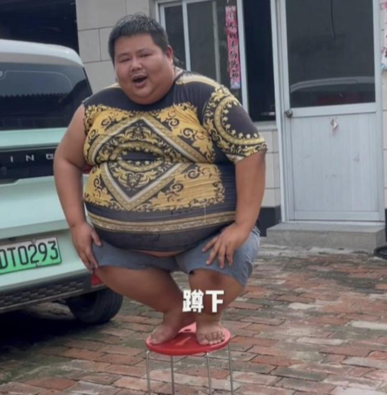 175公斤的美食网红「良子」目前居男神票选之冠。（取材自微博）