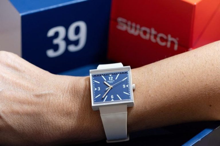 瑞士日内瓦一家Swatch专卖店12日展示一款名为「WHAT IF...TARIFFS?」的腕表，表盘上的「3」和「9」互换，以讽刺​美国总统川普8月对瑞士加征39%的进口关税。（路透）