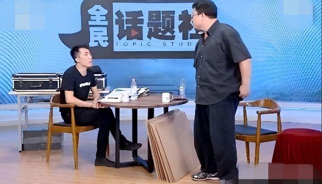 罗永浩曾在西门子公司北京总部外，用铁锤砸烂三台冰箱。（取材自极目新闻）
